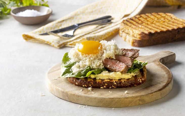 Grillsandwich mit Entrecôte, Meerrettich und Eigelb |